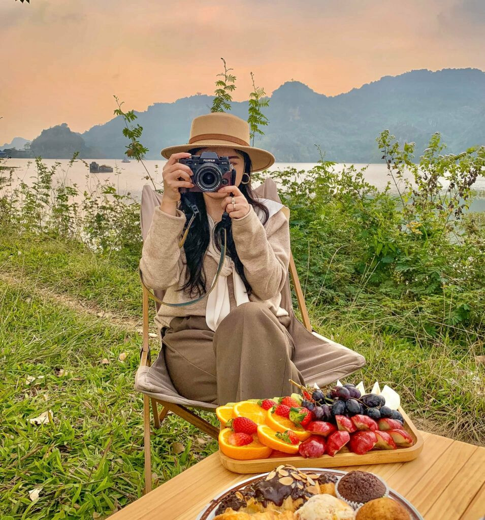 Chỉ mất hơn 1 tiếng di chuyển từ trung tâm Hà Nội, du khách có thể thuê thuyền tham quan hồ, tổ chức picnic bên bờ nước trong xanh. Chi phí dự kiến: khoảng 300.000 - 600.000 đồng/người cho một chuyến đi trong ngày. Ảnh Traveloka