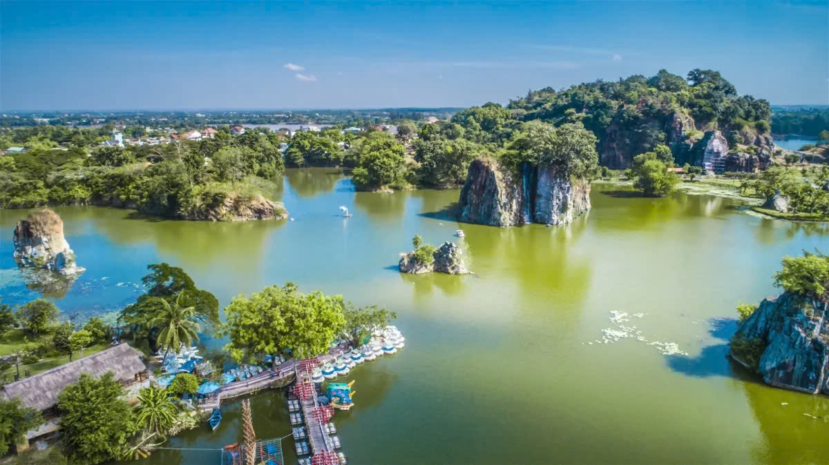 Chỉ cách TP HCM khoảng 6km, Khu Du Lịch Bửu Long là điểm đến lý tưởng cho những ai muốn tận hưởng không gian bình yên giữa thiên nhiên. Ảnh Traveloka