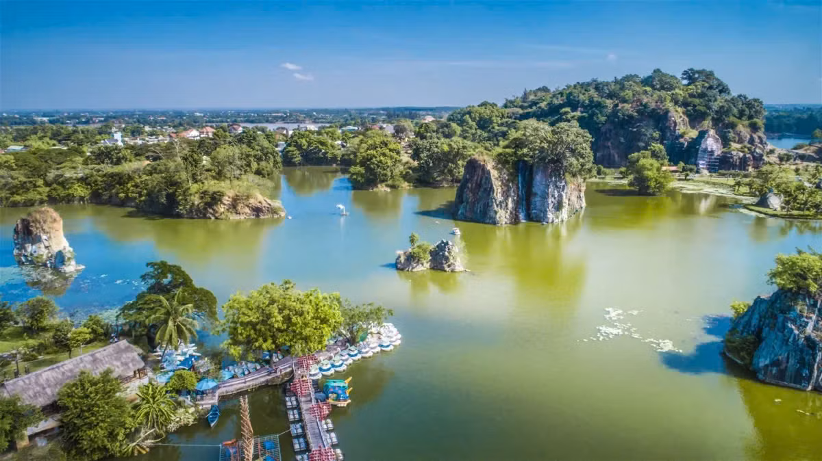 Chỉ cách TP HCM khoảng 6km, Khu Du Lịch Bửu Long là điểm đến lý tưởng cho những ai muốn tận hưởng không gian bình yên giữa thiên nhiên. Ảnh Traveloka