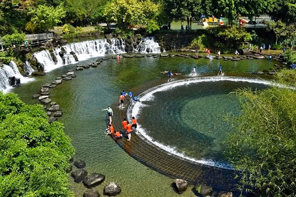 Cách TP HCM khoảng 100km, Suối Mơ là một điểm đến tuyệt vời để du khách tận hưởng không khí trong lành và khám phá vẻ đẹp hoang sơ của thiên nhiên. Nơi đây nổi bật với những con suối trong vắt, tạo nên những hồ nước tuyệt đẹp. Ảnh dulichaulacviet