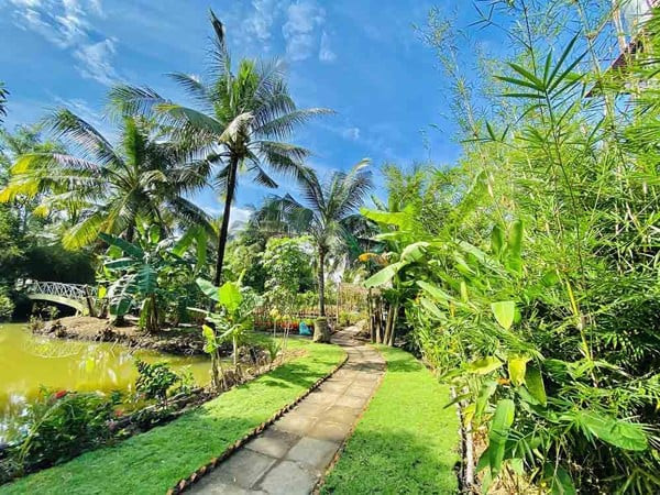 Nằm tại Nhơn Trạch, Đồng Nai, Làng Tre Việt là khu du lịch sinh thái độc đáo kết hợp giữa thiên nhiên và các làng nghề truyền thống. Ảnh PhongcachViet