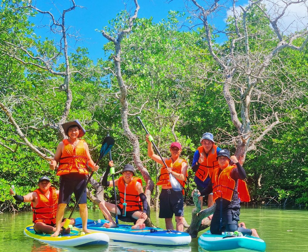 Du khách đến Cần Giờ có thể tham quan rừng ngập mặn, thưởng thức hải sản tươi ngon và tận hưởng không khí mát mẻ, trong lành. Đây là lựa chọn tuyệt vời cho những ai muốn khám phá thiên nhiên biển cả gần ngay thành phố. Ảnh Hoa Sen