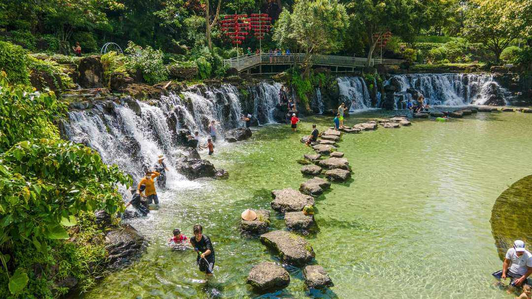 Du khách có thể tắm suối, chèo thuyền kayak hoặc thư giãn giữa không gian xanh mát, yên bình. Suối Mơ là sự lựa chọn lý tưởng cho những ai muốn tạm xa thành phố ồn ào, tìm về sự thanh tịnh giữa lòng thiên nhiên. Ảnh 1 phút Sài Gòn