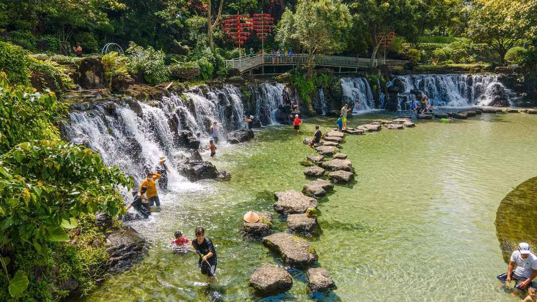 Du khách có thể tắm suối, chèo thuyền kayak hoặc thư giãn giữa không gian xanh mát, yên bình. Suối Mơ là sự lựa chọn lý tưởng cho những ai muốn tạm xa thành phố ồn ào, tìm về sự thanh tịnh giữa lòng thiên nhiên. Ảnh 1 phút Sài Gòn