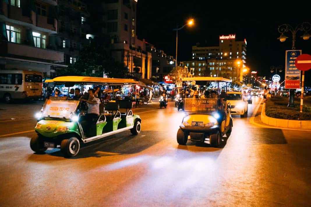 Xe dien du lich o Sam Son khong duoc phep cho khach “long vong”-Hinh-2