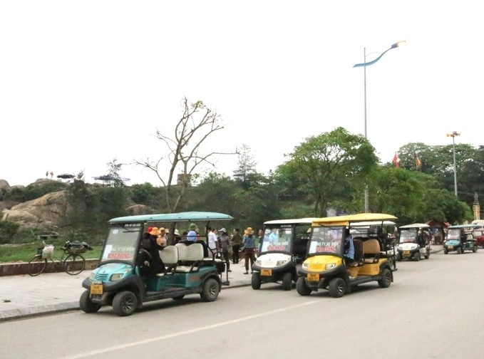 Xe dien du lich o Sam Son khong duoc phep cho khach “long vong”