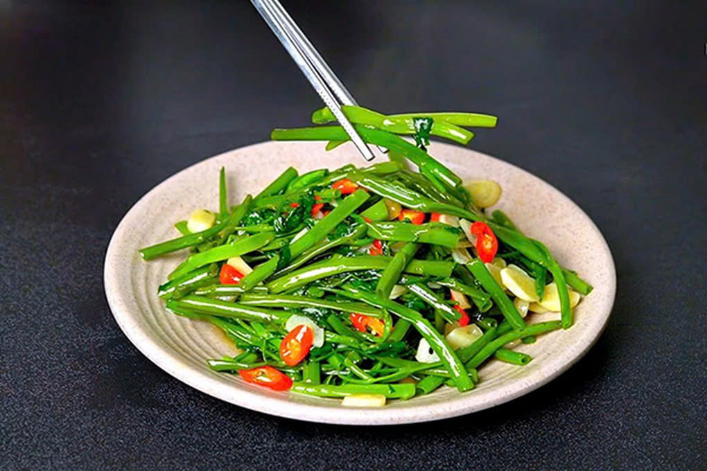 Ngoài sự thơm ngon, rau muống còn được biết đến là một loại thực phẩm giàu dinh dưỡng, chứa nhiều vitamin A, C, sắt và chất xơ, rất tốt cho sức khỏe. Ảnh Internet