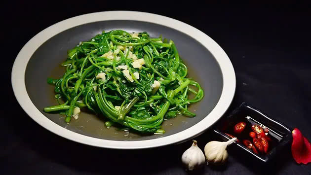 Với nguyên liệu đơn giản gồm rau muống tươi xanh và tỏi phi thơm, món ăn này mang đến hương vị đậm đà, hấp dẫn mà bất kỳ ai cũng khó lòng cưỡng lại. Ảnh Internet