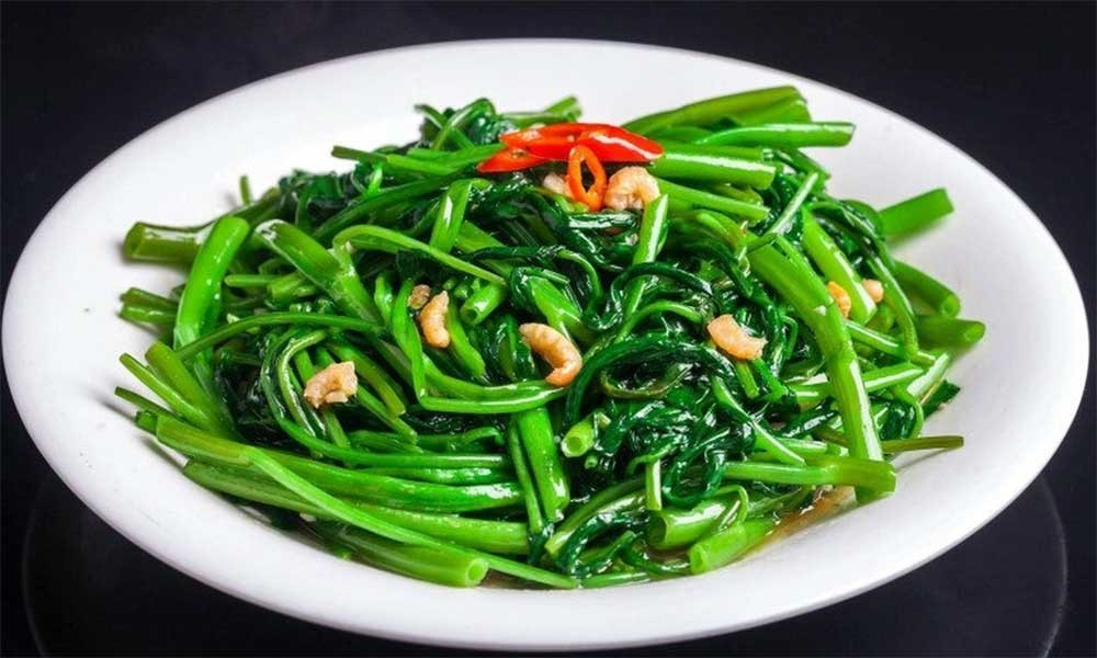 Rau muống giòn, ngọt kết hợp với vị thơm của tỏi phi đã tạo nên sự cân bằng hoàn hảo giữa hương vị và kết cấu. Ảnh Internet