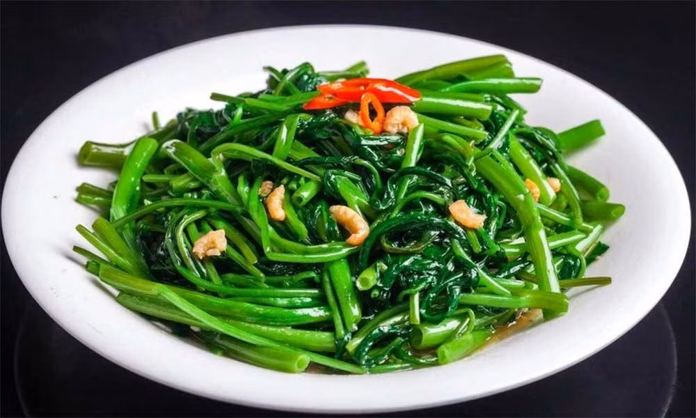 Rau muống giòn, ngọt kết hợp với vị thơm của tỏi phi đã tạo nên sự cân bằng hoàn hảo giữa hương vị và kết cấu. Ảnh Internet