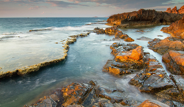 Hang Rái không chỉ là một danh thắng đẹp mắt, mà còn là nơi con người có thể tìm thấy sự bình yên, tái kết nối với thiên nhiên hoang dã. Khúc giao hòa kỳ ảo giữa đá và sóng nơi đây chắc chắn sẽ để lại trong lòng du khách những cảm xúc khó quên, những ký ức đẹp đẽ về một miền đất đầy nắng gió và chan chứa tình yêu thiên nhiên. Ảnh Thái Dương