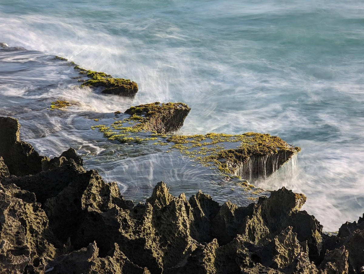 Điều đặc biệt nhất ở Hang Rái chính là hiện tượng "thác nước trên biển" độc đáo. Khi sóng biển xô vào bờ, nước tràn lên bề mặt đá rồi từ từ đổ xuống qua các khe đá, tạo nên những dòng thác nhỏ trắng xóa. Ảnh Dulichvietnam