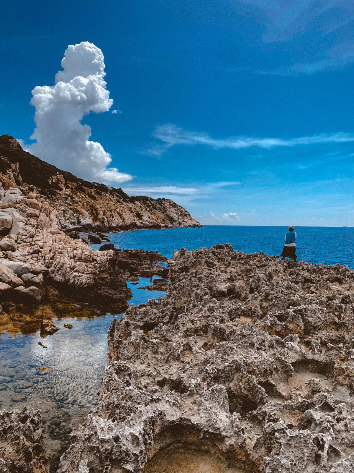 Ngoài nhiếp ảnh, Hang Rái còn hấp dẫn du khách với các hoạt động du lịch trải nghiệm như lặn ngắm san hô, đi bộ khám phá hệ sinh thái đa dạng của Vườn quốc gia Núi Chúa, hay đơn giản là ngồi lặng yên nghe tiếng sóng vỗ, cảm nhận sự hòa quyện tuyệt vời giữa đất trời. Ảnh Trần Hậu