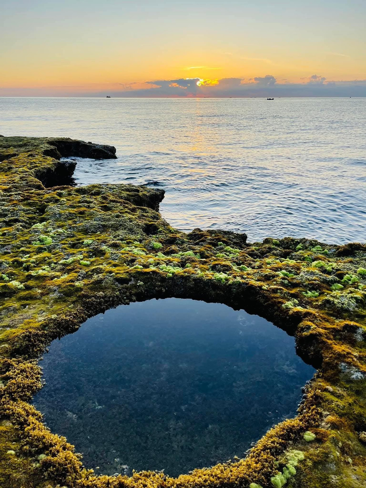 Hang Rái được xem là điểm đến mơ ước của các nhiếp ảnh gia chuyên nghiệp lẫn nghiệp dư. Những khoảnh khắc bình minh rực rỡ, ánh hoàng hôn đỏ rực hay những ngày sóng to vỗ mạnh đều mang lại những khung hình ngoạn mục, đầy cảm xúc. Ảnh Trần Hậu