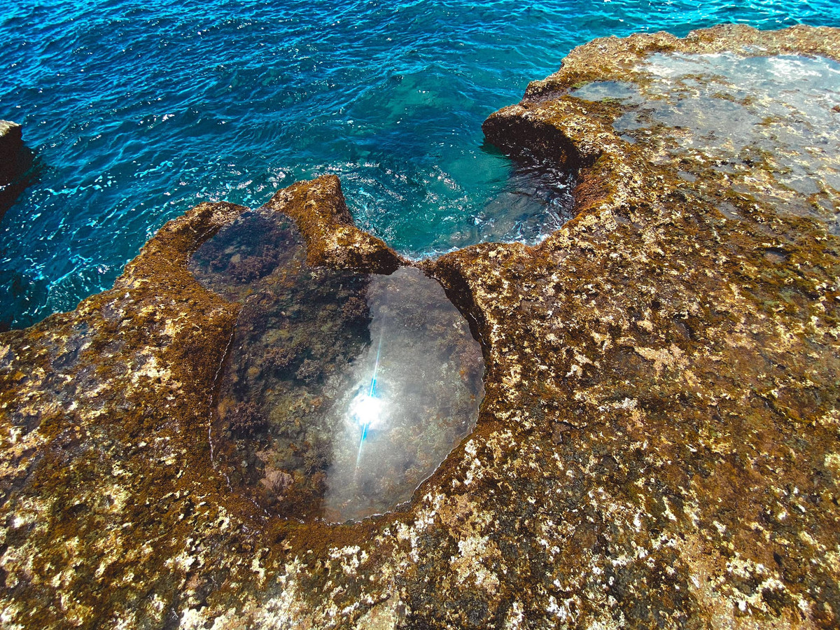 Dưới ánh nắng sớm mai hoặc hoàng hôn, mặt nước óng ánh sắc bạc, sắc vàng, quyện cùng bọt biển trắng xóa, khiến khung cảnh trở nên huyền ảo, tựa như một khúc giao hòa không lời giữa đá và sóng. Ảnh Trần Hậu