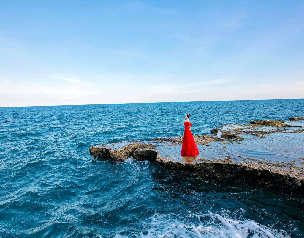 Các hoạt động du lịch sinh thái ở đây được phát triển theo hướng bền vững, nhằm hạn chế tối đa tác động tiêu cực đến môi trường. Sự cân bằng giữa phát triển du lịch và gìn giữ thiên nhiên giúp Hang Rái giữ trọn nét đẹp nguyên sơ, thuần khiết vốn có.Ảnh Thuận Châu