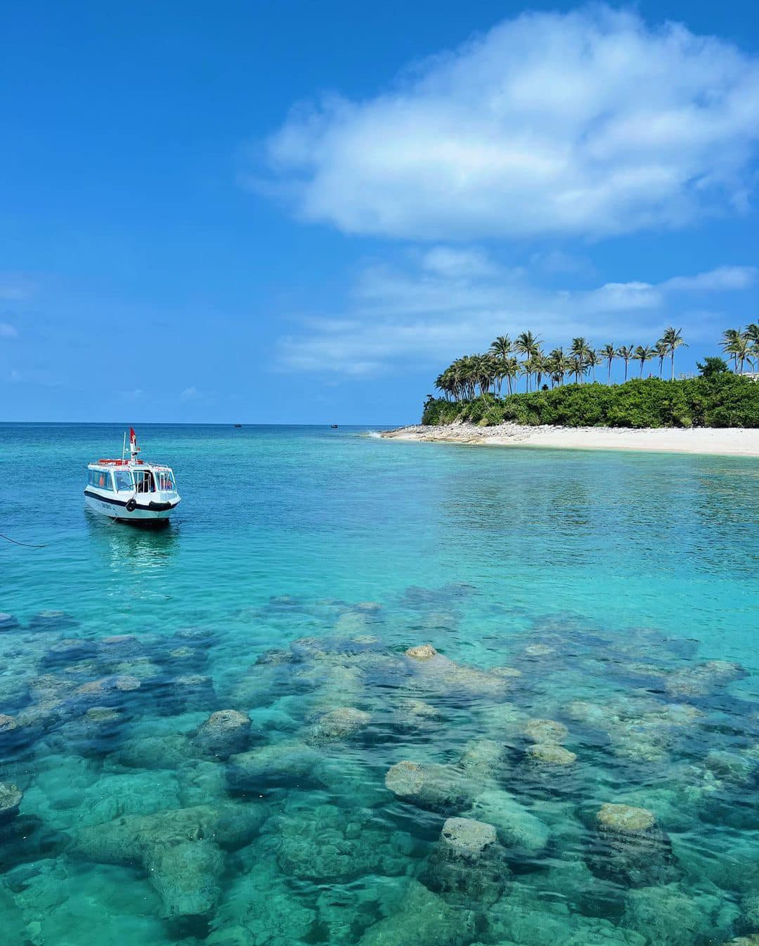 Không có những khu nghỉ dưỡng sang trọng hay hàng quán sầm uất, Đảo Bé giữ trọn nét hoang sơ, tĩnh lặng. Ảnh Chuyến đi của Tali