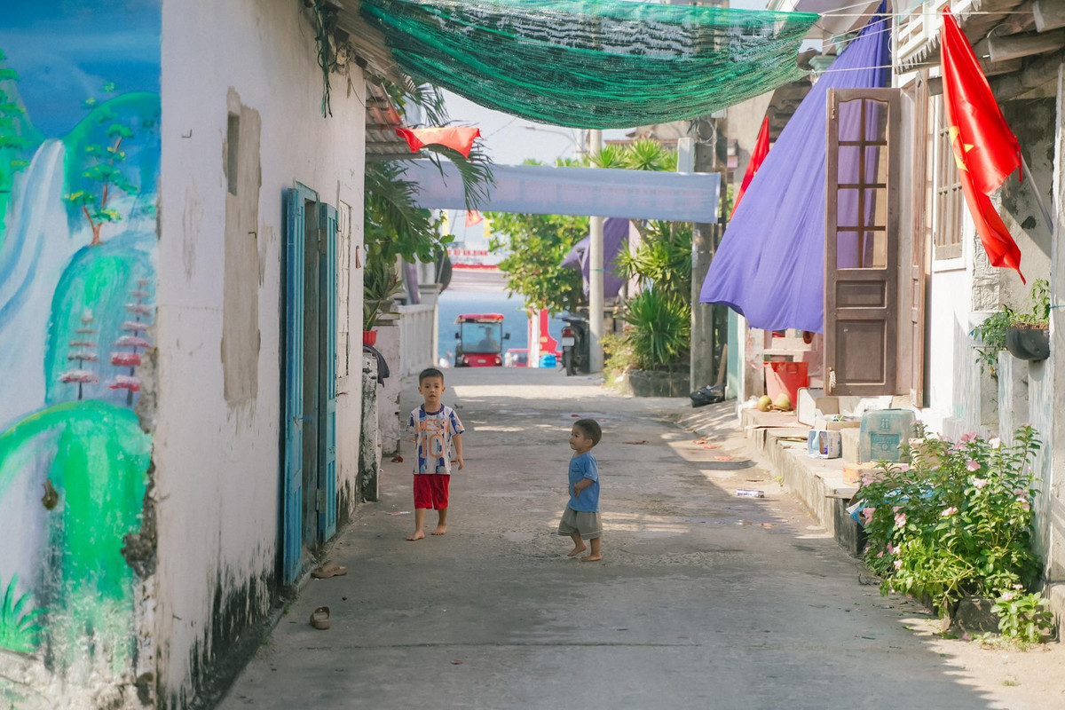 Không chỉ có biển xanh, Đảo Bé còn có những con đường làng nhỏ rợp bóng dừa, được trang trí bởi những bức tranh tường sống động do các tình nguyện viên vẽ nên. Hình ảnh về biển cả, con người và cuộc sống làng chài hiện lên vừa gần gũi, vừa nghệ thuật – tạo nên background cực chất cho những tín đồ mê sống ảo.