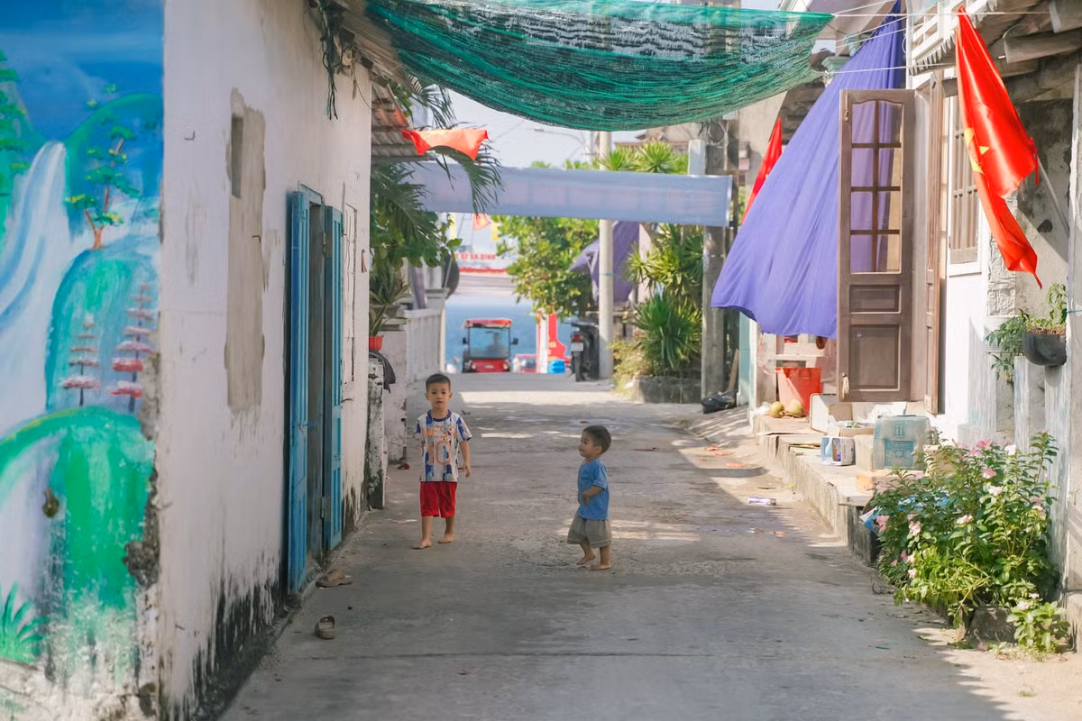 Không chỉ có biển xanh, Đảo Bé còn có những con đường làng nhỏ rợp bóng dừa, được trang trí bởi những bức tranh tường sống động do các tình nguyện viên vẽ nên. Hình ảnh về biển cả, con người và cuộc sống làng chài hiện lên vừa gần gũi, vừa nghệ thuật – tạo nên background cực chất cho những tín đồ mê sống ảo.