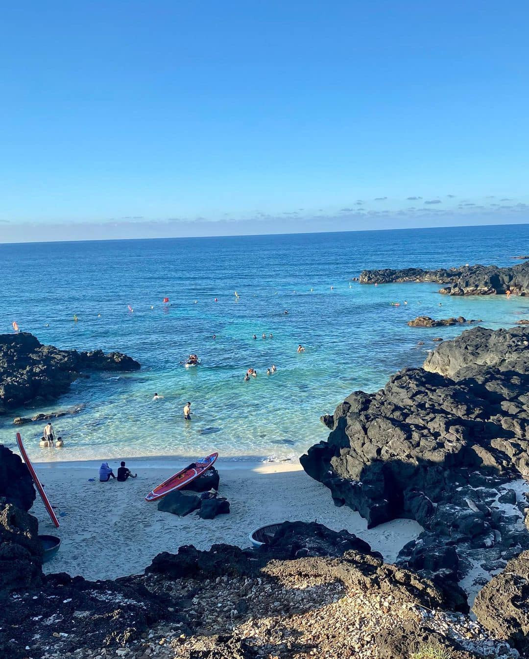 Những bãi đá nham thạch đen sẫm – dấu tích từ hàng triệu năm trước của núi lửa, ôm lấy bãi biển trắng xóa, tạo thành khung cảnh vừa lạ mắt, vừa hùng vĩ. Ảnh Internet