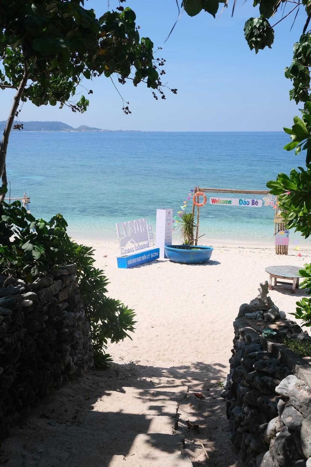 Chỉ mất chưa đầy 30 phút ca nô từ đảo Lớn Lý Sơn, du khách sẽ đặt chân đến Đảo Bé – một mảnh đất nhỏ chỉ rộng khoảng 1km vuông, nhưng lại sở hữu vẻ đẹp khiến người ta phải nín lặng chiêm ngưỡng. Ảnh Chuyến đi của Tali