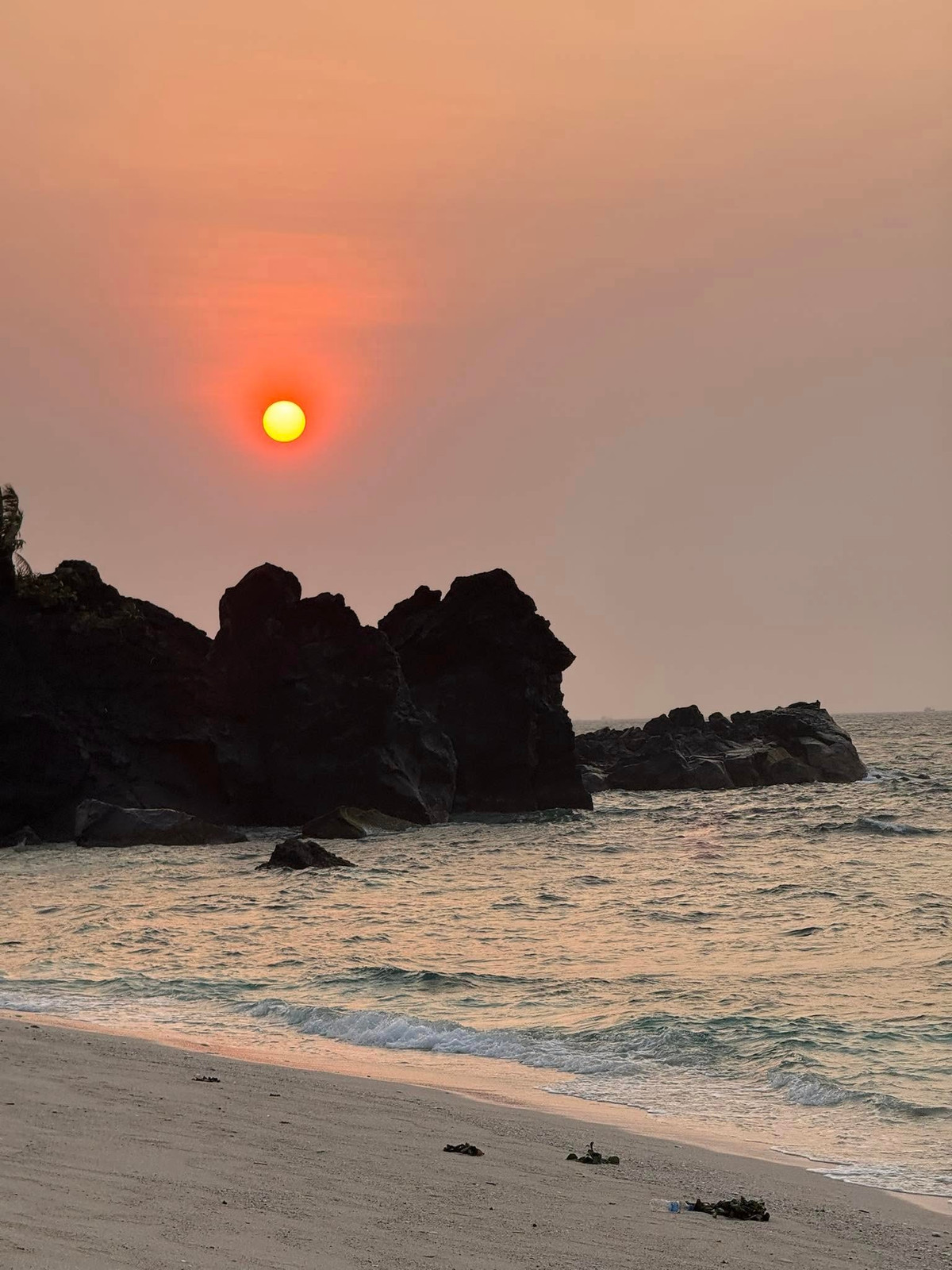 Buổi sáng ở Đảo Bé cực kỳ trong lành, còn buổi chiều thì rực rỡ ánh hoàng hôn du khách có thể ngồi trên bãi đá ngắm mặt trời lặn, nghe sóng vỗ rì rào, một cảm giác thư thái khó diễn tả bằng lời. Ảnh Internet