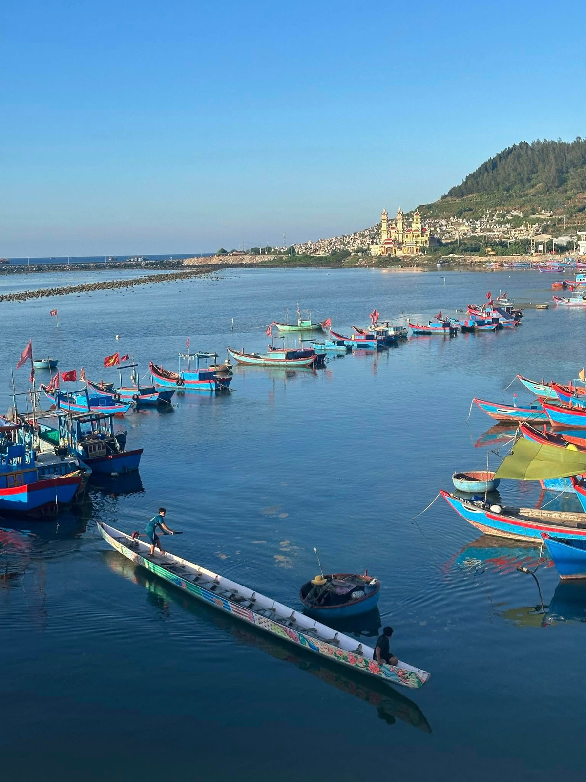 Cuộc sống trên Đảo Bé diễn ra chậm rãi, yên bình. Chỉ có vài trăm nhân khẩu sinh sống bằng nghề đi biển, trồng tỏi và du lịch cộng đồng. Không còi xe, không ồn ào, chỉ có tiếng sóng biển, tiếng gió rì rào và nụ cười thân thiện của người dân bản xứ.