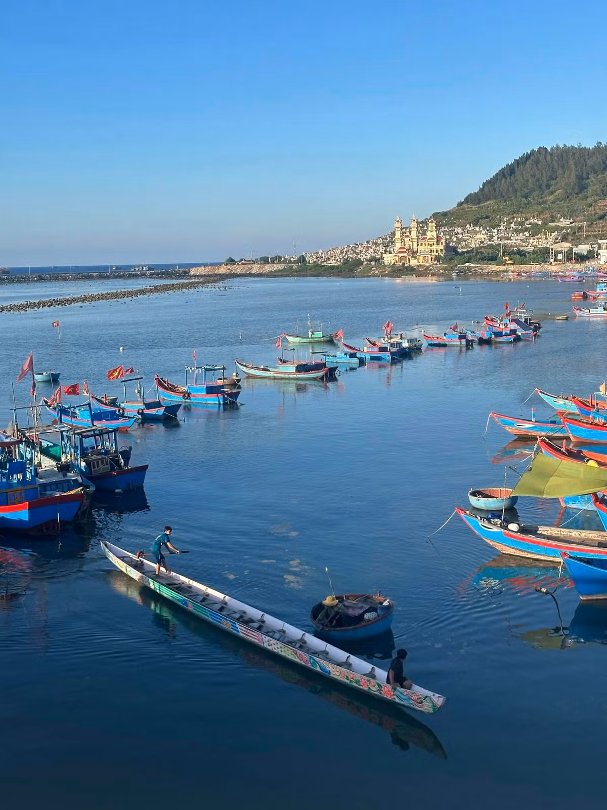 Cuộc sống trên Đảo Bé diễn ra chậm rãi, yên bình. Chỉ có vài trăm nhân khẩu sinh sống bằng nghề đi biển, trồng tỏi và du lịch cộng đồng. Không còi xe, không ồn ào, chỉ có tiếng sóng biển, tiếng gió rì rào và nụ cười thân thiện của người dân bản xứ.