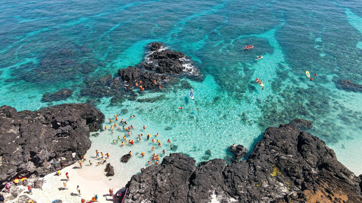 Nước biển ở đây trong đến mức có thể nhìn thấy tận đáy, phản chiếu nền trời cao vời vợi, tạo nên những gam màu xanh chuyển sắc kỳ ảo.