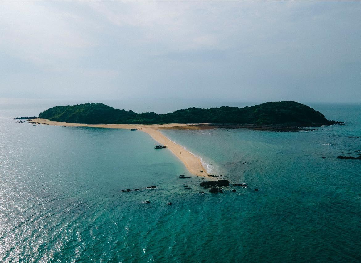 Nằm lặng lẽ giữa vùng biển trời Cô Tô (Quảng Ninh), Hòn Cá Chép hay còn gọi là Chép Con không chỉ gây ấn tượng bởi vẻ đẹp hoang sơ, kỳ vĩ, mà còn sở hữu một hiện tượng tự nhiên kỳ thú con đường đi bộ giữa biển, được ví như “mũi tên cát” nối giữa đất liền và đảo nhỏ, tạo nên một trải nghiệm hiếm có cho du khách.