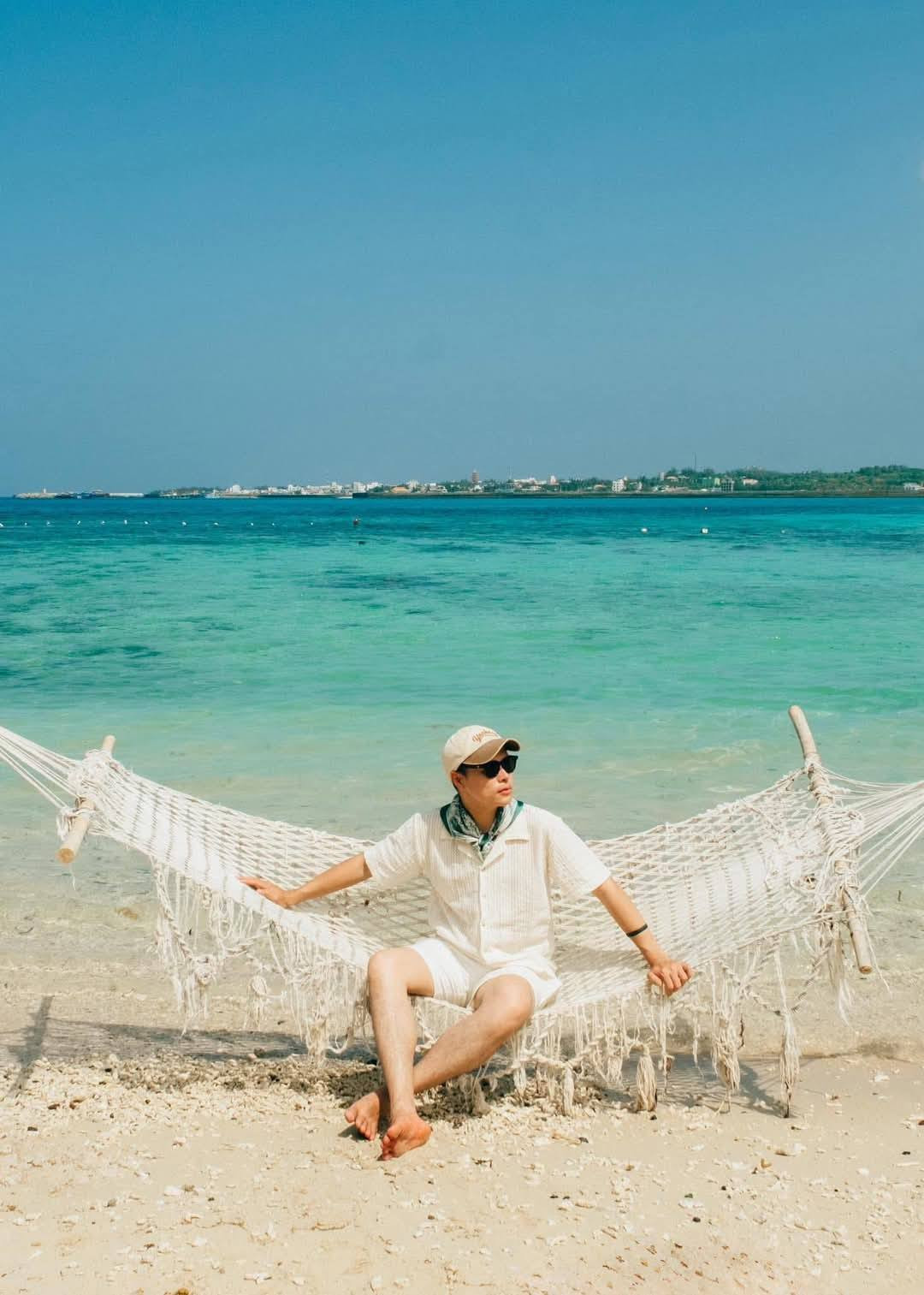 Những bãi cát trải dài, nước biển xanh ngắt như pha lê, dưới đáy là rạn san hô và đá cuội nhiều hình dạng.