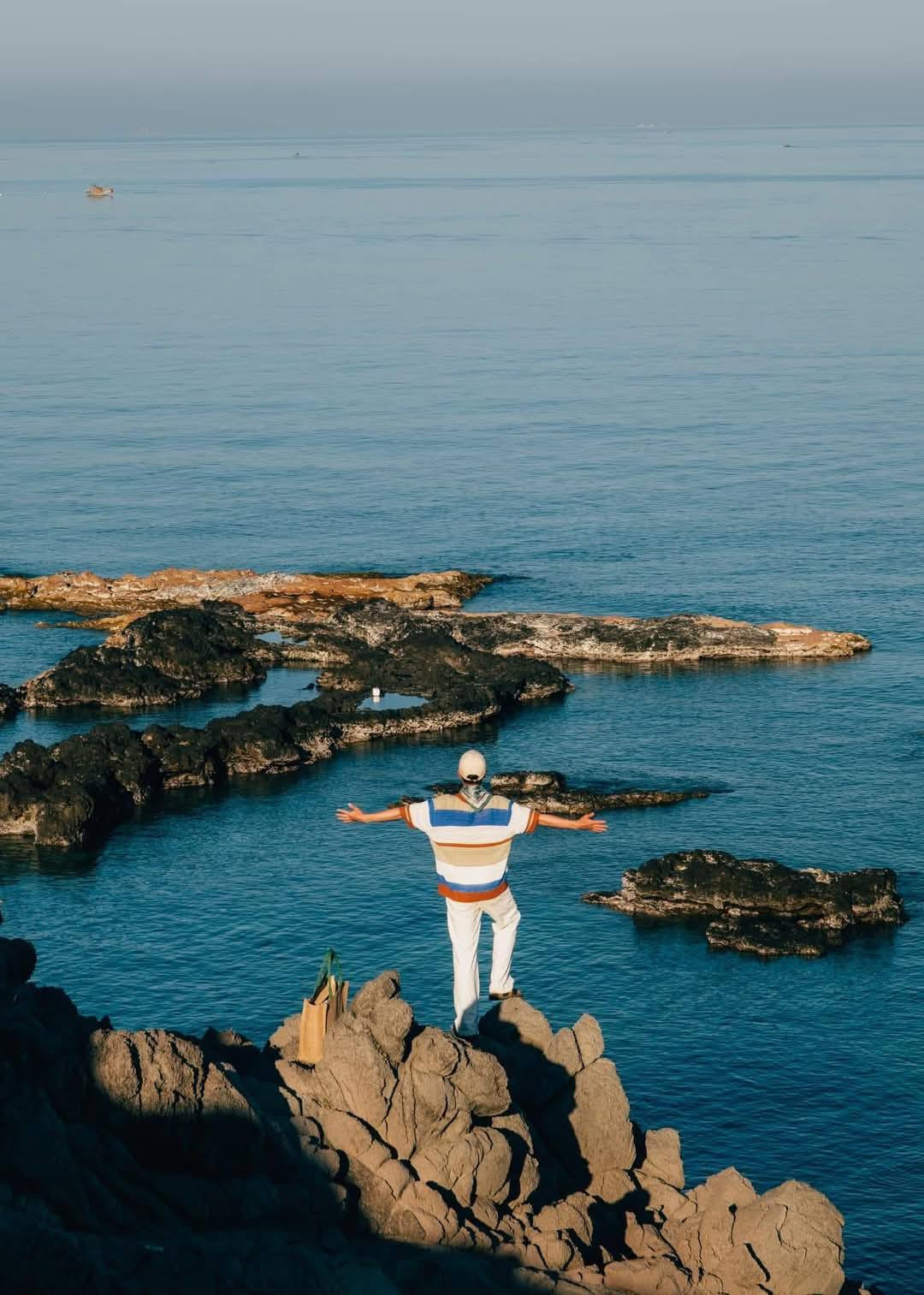 Đứng trên đỉnh núi Cao Cát hay ngọn hải đăng Phú Quý, phóng tầm mắt ra xa,du khách sẽ thấy một bức tranh thiên nhiên hùng vĩ nhưng cũng rất đỗi hiền hòa. Ảnh Pham Trong Nghia