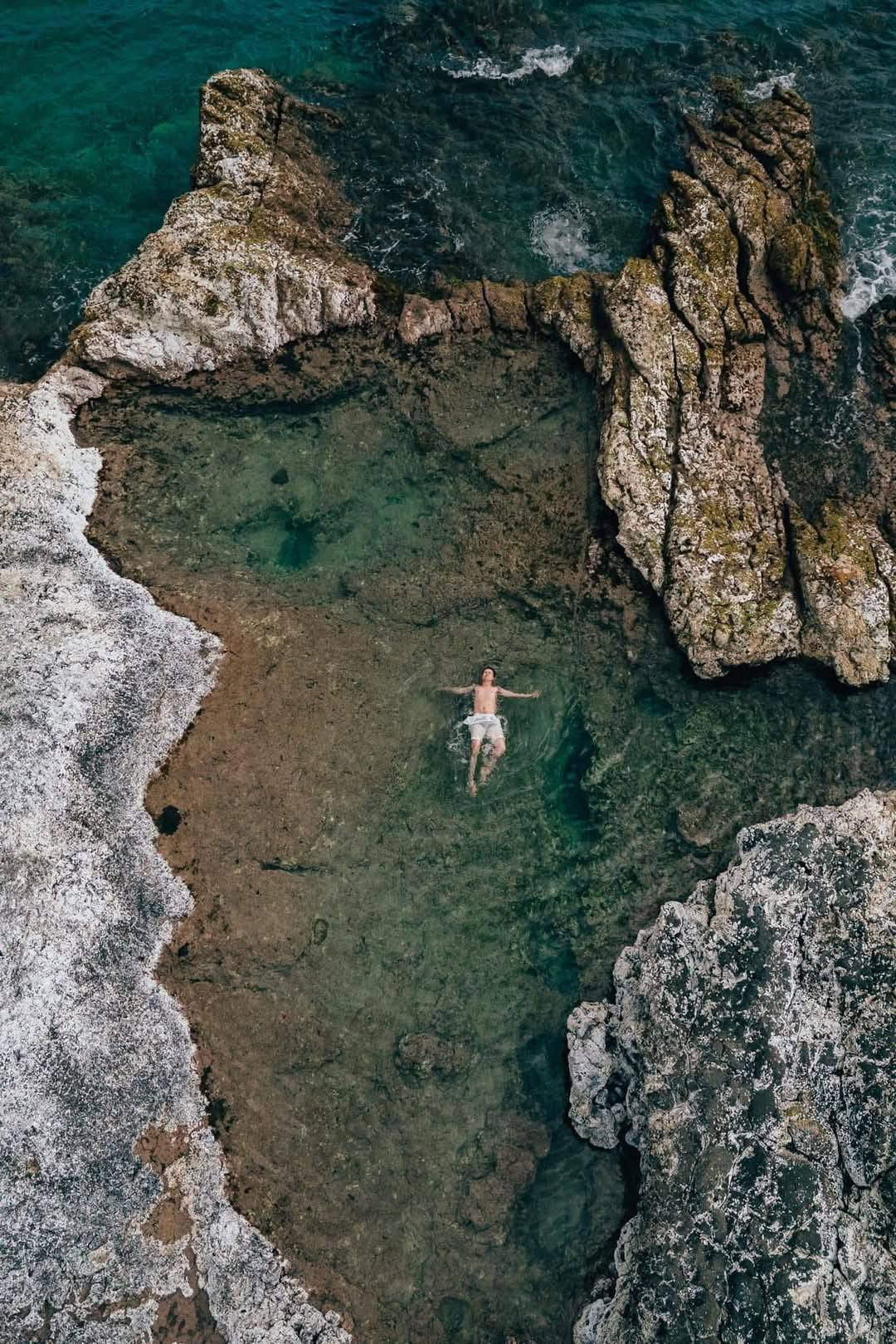 Gành Hang, bãi Nhỏ, bãi Triều Dương… đều là những điểm đến lý tưởng để cảm nhận trọn vẹn vẻ đẹp tự nhiên của đảo. Ảnh Pham Trong Nghia