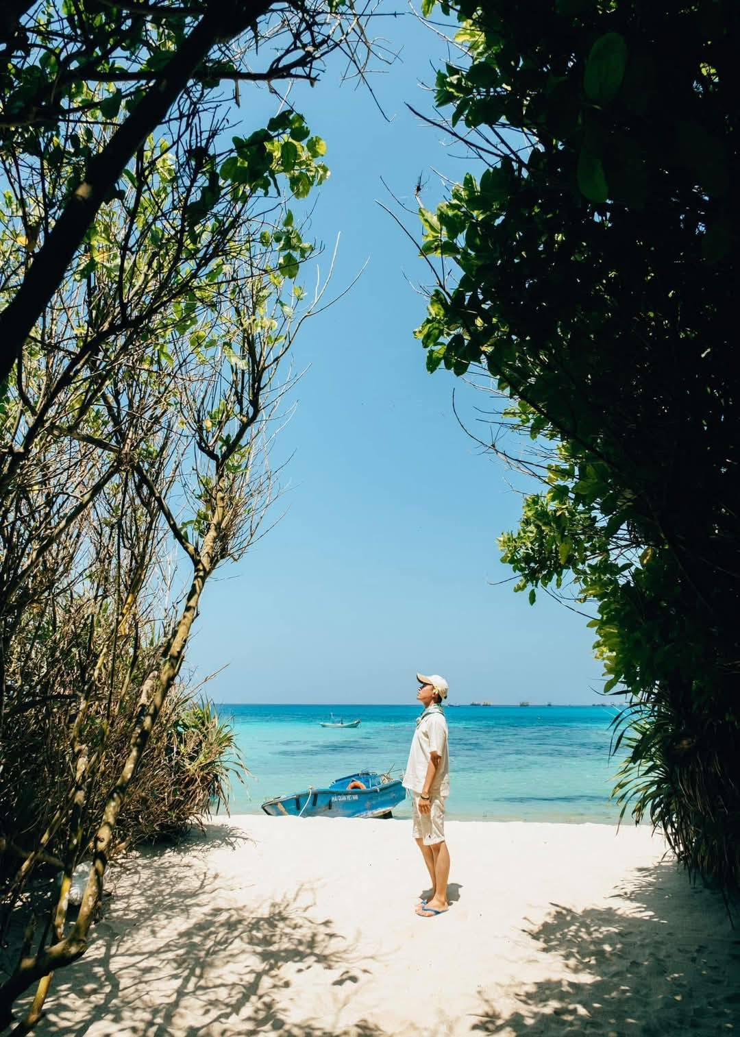 Từng con sóng nhẹ nhàng xô bờ như lời ru của biển, khiến lòng người cũng trở nên bình yên lạ thường. Ảnh Pham Trong Nghia