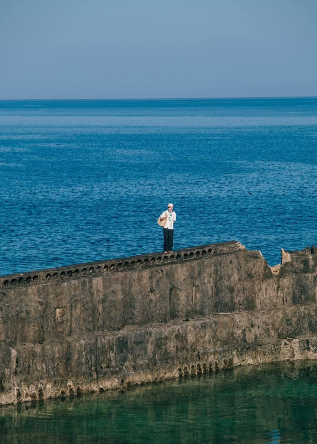 Giữa nhịp sống hiện đại và ồn ào, đảo Phú Quý nổi bật lên như một chốn an yên – nơi mà thiên nhiên vẫn còn hoang sơ, cuộc sống vẫn còn nguyên vẹn nét dung dị của biển đảo Việt Nam. Ảnh Pham Trong Nghia