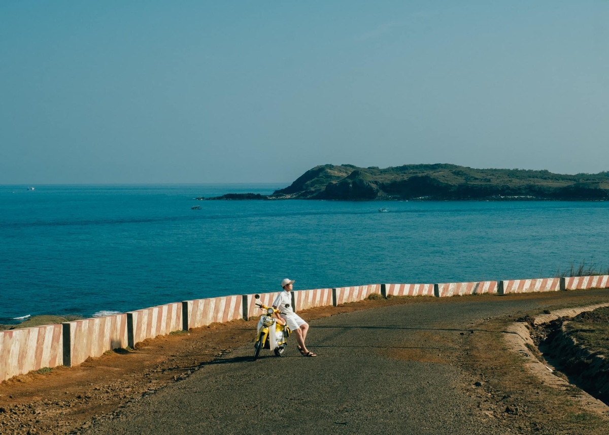Chính sự vắng vẻ ấy lại là lý do khiến du khách yêu mến hòn đảo này – nơi mà thiên nhiên vẫn giữ được vẻ hoang sơ thuần khiết. Ảnh Pham Trong Nghia
