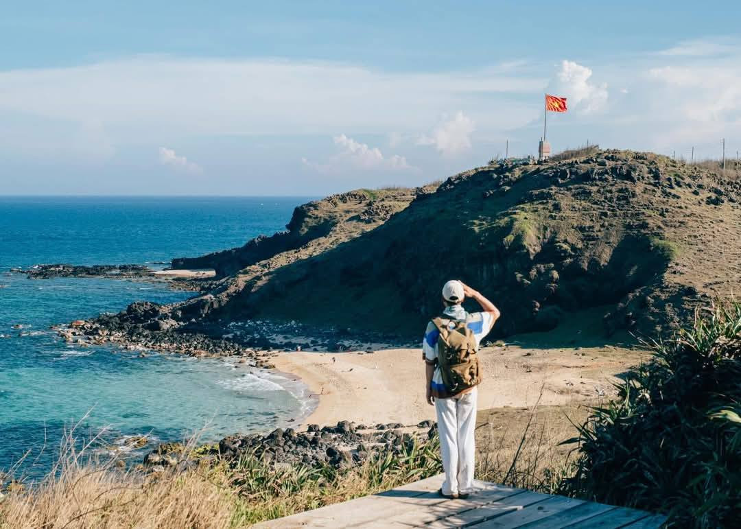 Nằm cách TP. Phan Thiết khoảng 120 km, đảo Phú Quý như tách biệt hoàn toàn khỏi nhịp sống hối hả. Không trung tâm thương mại, không khách sạn cao tầng, nơi đây chỉ có biển xanh, cát trắng, trời cao và cuộc sống bình dị của những người dân miền biển. Ảnh Phan Trong Nghia