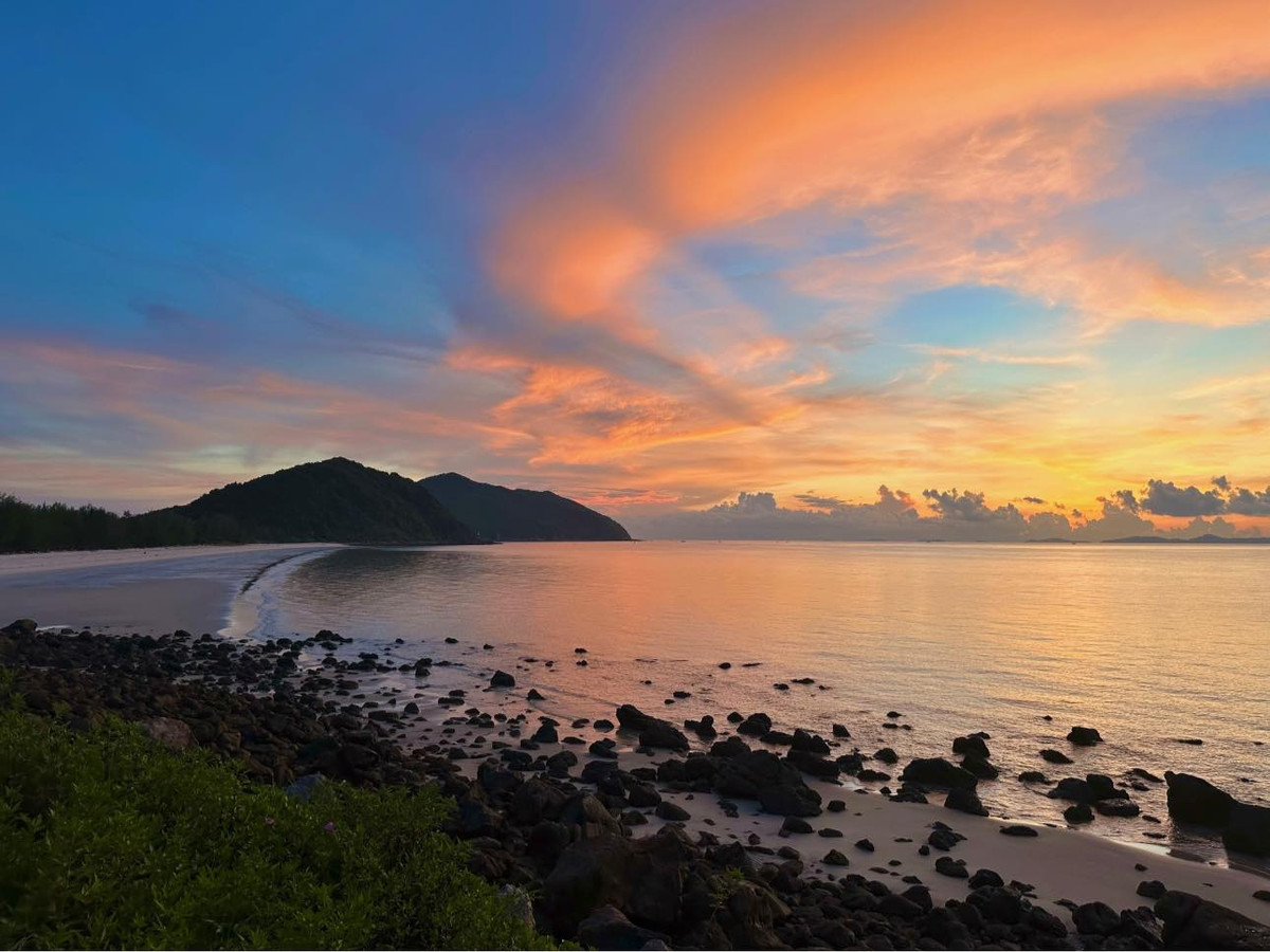 Ẩn mình trong lòng vịnh Bái Tử Long, đảo Quan Lạn (thuộc huyện Vân Đồn, tỉnh Quảng Ninh) vẫn giữ nguyên vẻ đẹp hoang sơ và thanh bình, như một hòn ngọc thô chưa được mài giũa. Ảnh Kim Lee