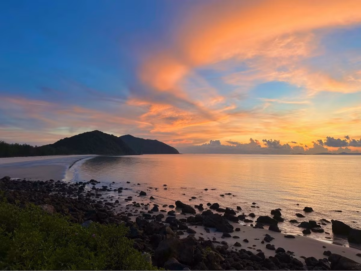 Ẩn mình trong lòng vịnh Bái Tử Long, đảo Quan Lạn (thuộc huyện Vân Đồn, tỉnh Quảng Ninh) vẫn giữ nguyên vẻ đẹp hoang sơ và thanh bình, như một hòn ngọc thô chưa được mài giũa. Ảnh Kim Lee