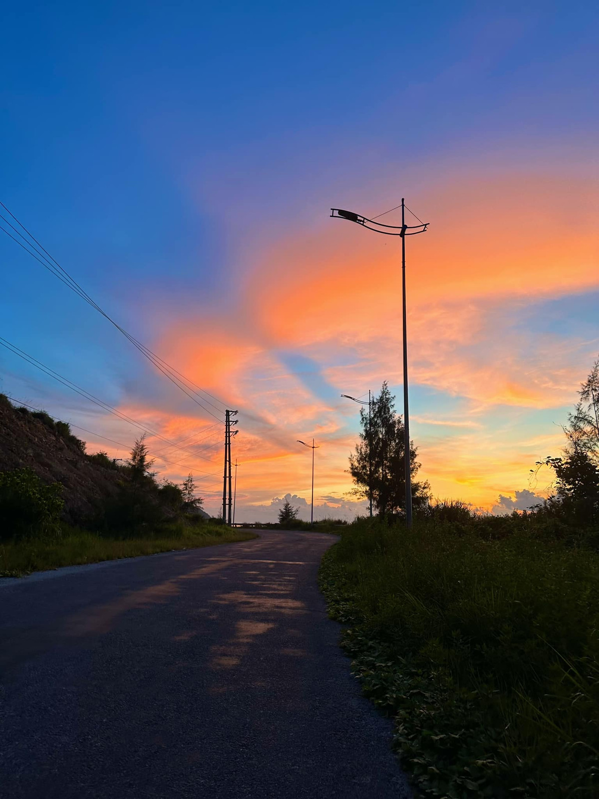 Chọn một chiếc xe đạp, rong ruổi trên những con đường ven biển, ghé thăm làng chài cổ, trò chuyện với người dân địa phương, du khách sẽ cảm nhận được nhịp sống chậm rãi, thanh thản mà ít nơi nào còn giữ được. Ảnh Kim Lee