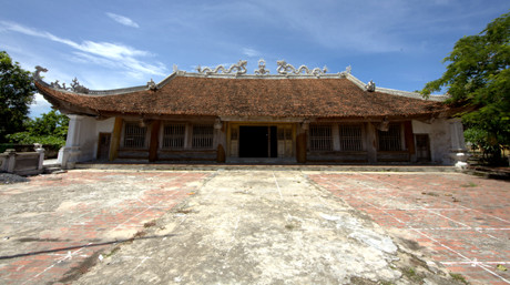 Bên cạnh vẻ đẹp thiên nhiên, Quan Lạn còn là nơi lưu giữ nhiều dấu tích lịch sử hào hùng. Nổi bật nhất là Đình Quan Lạn, ngôi đình cổ thờ Thành Hoàng làng và tướng Trần Khánh Dư – những người đã có công lớn trong cuộc chiến chống quân Nguyên Mông thế kỷ XIII. Kiến trúc đình mang đậm nét truyền thống, từ những mái ngói cong vút, những cột gỗ lim chạm khắc tinh xảo cho đến không gian linh thiêng trầm mặc.