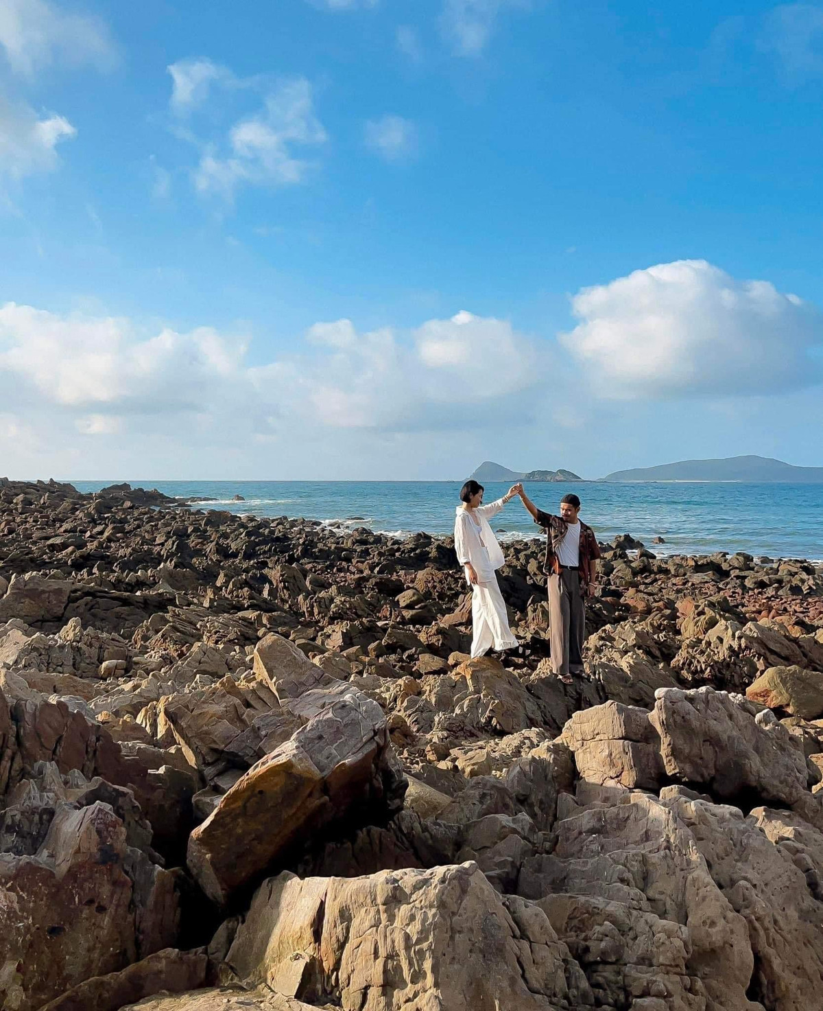 Cảnh vật nơi đây vẫn còn vẹn nguyên nét hoang sơ, khiến mỗi bước chân trên đảo như lạc vào một thế giới khác, yên bình và thơ mộng.