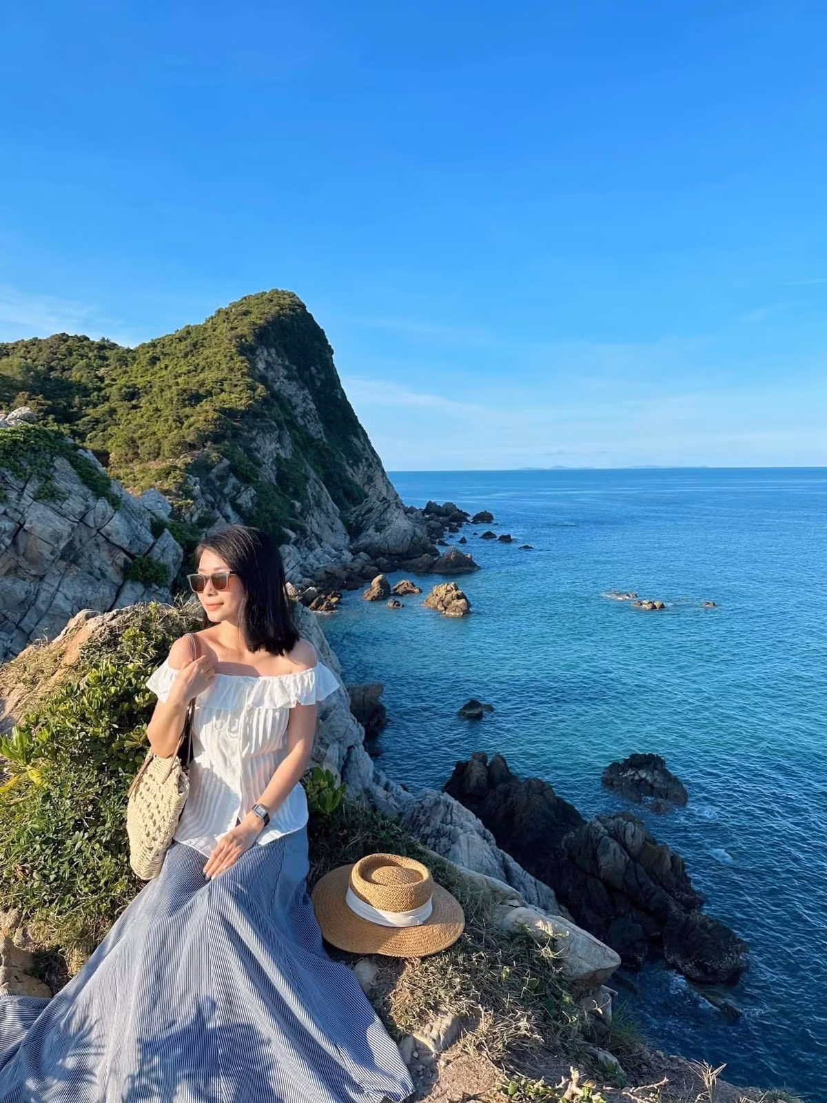 Không ồn ào, sôi động như Hạ Long, Quan Lạn quyến rũ du khách bằng những bãi biển dài bất tận, nước trong xanh nhìn thấy tận đáy. Những bãi biển nổi tiếng như bãi Quan Lạn, bãi Sơn Hào, bãi Minh Châu mỗi nơi lại mang đến những cảm nhận khác nhau: bãi Quan Lạn mộc mạc, bãi Sơn Hào sôi động với các trò chơi biển, còn bãi Minh Châu nổi tiếng với dải cát trắng mịn như nhung. Ảnh Kim Lee