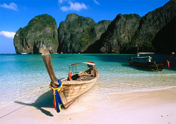 Điều khiến du khách lưu luyến Quan Lạn còn là cuộc sống chậm rãi, giản dị của người dân nơi đây. Những ngư dân chân chất, những khu chợ cá họp lúc bình minh, những chiếc thuyền thúng dập dềnh ngoài khơi... tất cả tạo nên một bức tranh bình yên, rất đỗi đời thường. Ảnh Kim Lee