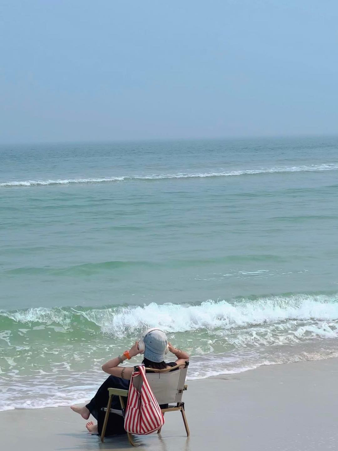 Với biển xanh, cát trắng mịn màng cùng những dấu tích lịch sử lâu đời, Quan Lạn đang ngày càng thu hút du khách yêu thích khám phá vẻ đẹp tự nhiên thuần khiết. Ảnh Tạ Thị Thuỳ