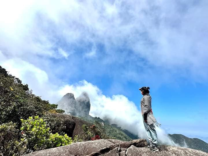 Núi Chư Mư, thuộc xã Ea M’Doal, huyện M'Đrăk. Núi nằm ngay biên giới tỉnh Khái Hòa với độ cao hơn 2.000m so với mực nước biển. Đứng từ đỉnh núi Chư Mư, du khách có thể chiêm ngưỡng trọn vẹn khung cảnh hùng vĩ của ba tỉnh: Khánh Hòa, Phú Yên và Đăk Lăk. Ảnh Internet
