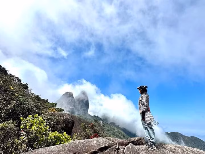 Núi Chư Mư, thuộc xã Ea M’Doal, huyện M'Đrăk. Núi nằm ngay biên giới tỉnh Khái Hòa với độ cao hơn 2.000m so với mực nước biển. Đứng từ đỉnh núi Chư Mư, du khách có thể chiêm ngưỡng trọn vẹn khung cảnh hùng vĩ của ba tỉnh: Khánh Hòa, Phú Yên và Đăk Lăk. Ảnh Internet