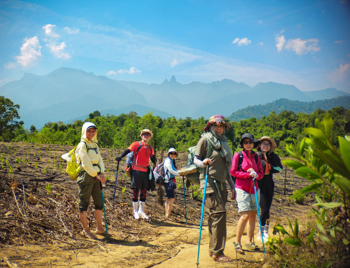 Hành trình trekking Chư Mư kéo dài khoảng 30km, là chuyến đi bộ xuyên rừng bí ẩn và đầy thú vị. Đoạn đường ban đầu khá dễ đi, thế nhưng du khách sẽ phải “thử thách” bản thân khi bắt đầu đến thác Bay. Những con dốc hiểm trở sẽ liên tục hiện ra trước mắt. Chính vì vậy, những ai chưa có kinh nghiệm trekking thì không nên khám phá cung đường này một mình. Ảnh Internet