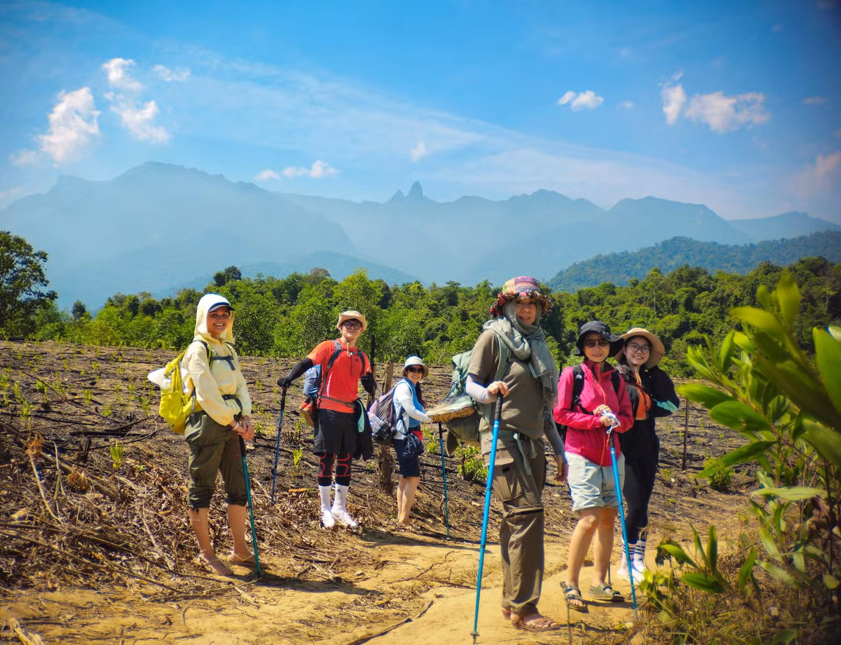 Hành trình trekking Chư Mư kéo dài khoảng 30km, là chuyến đi bộ xuyên rừng bí ẩn và đầy thú vị. Đoạn đường ban đầu khá dễ đi, thế nhưng du khách sẽ phải “thử thách” bản thân khi bắt đầu đến thác Bay. Những con dốc hiểm trở sẽ liên tục hiện ra trước mắt. Chính vì vậy, những ai chưa có kinh nghiệm trekking thì không nên khám phá cung đường này một mình. Ảnh Internet