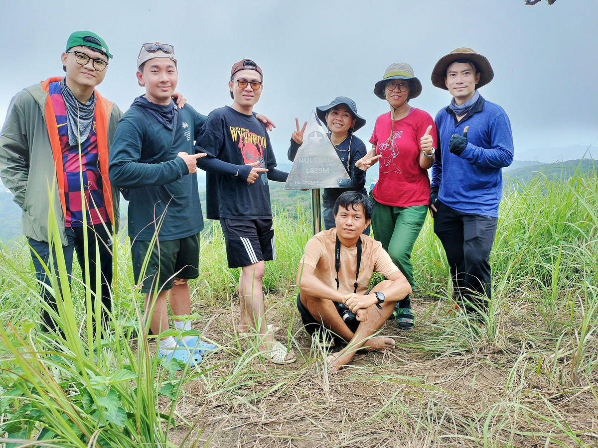 Tổng chiều dài cung đường trekking là 25km nên thường kéo dài trong khoảng 2 ngày 1 đêm. Địa điểm xuất phát của du khách là từ cổng Vườn quốc gia Núi Chúa, đi qua các điểm như: hồ Am Dú, suối Ô Liêm,... Trải nghiệm băng qua những đồi cỏ xanh mướt, con suối róc rách hay leo qua những con dốc hiểm trở chắc chắn sẽ khiến du khách phải trầm trồ, ngưỡng mộ. Đứng trên đỉnh núi Chúa, du khách sẽ được chiêm ngưỡng khung cảnh thiên nhiên hùng vĩ với biển mây bồng bềnh vào mỗi buổi sáng sớm. Ảnh Thành Trường
